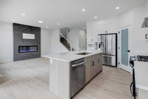 370 Corner Glen Way Ne, Calgary, AB - Indoor Photo Showing Kitchen