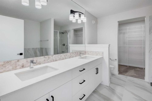 370 Corner Glen Way Ne, Calgary, AB - Indoor Photo Showing Bathroom