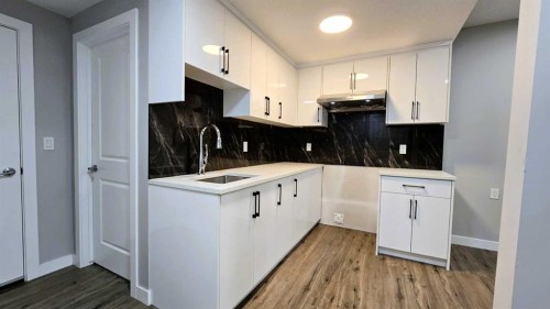 370 Corner Glen Way Ne, Calgary, AB - Indoor Photo Showing Kitchen