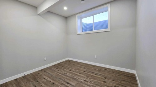 370 Corner Glen Way Ne, Calgary, AB - Indoor Photo Showing Other Room