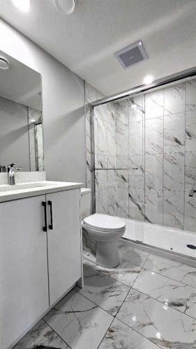 370 Corner Glen Way Ne, Calgary, AB - Indoor Photo Showing Bathroom