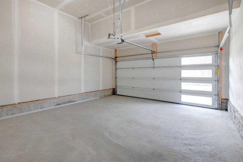 370 Corner Glen Way Ne, Calgary, AB - Indoor Photo Showing Garage