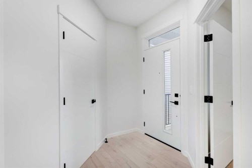 370 Corner Glen Way Ne, Calgary, AB - Indoor Photo Showing Other Room