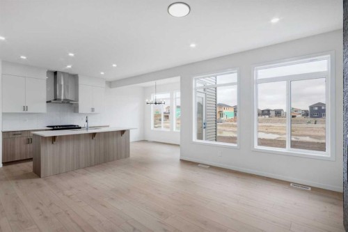 370 Corner Glen Way Ne, Calgary, AB - Indoor Photo Showing Kitchen