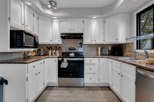 28 Woodglen Close Sw, Calgary, AB - Indoor Photo Showing Kitchen With Double Sink