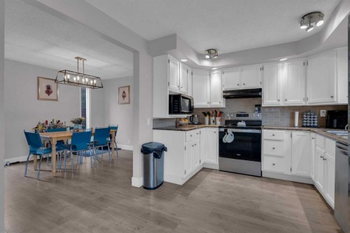 28 Woodglen Close Sw, Calgary, AB - Indoor Photo Showing Kitchen