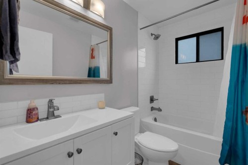 28 Woodglen Close Sw, Calgary, AB - Indoor Photo Showing Bathroom