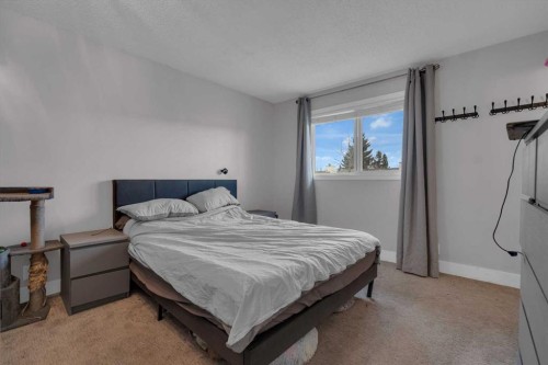 28 Woodglen Close Sw, Calgary, AB - Indoor Photo Showing Bedroom