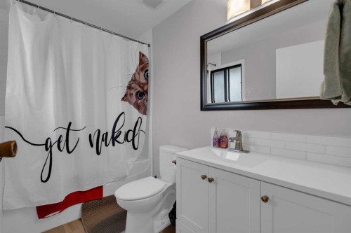 28 Woodglen Close Sw, Calgary, AB - Indoor Photo Showing Bathroom
