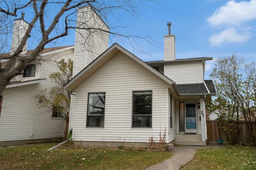 28 Woodglen Close SW Calgary, AB T2W 4N1