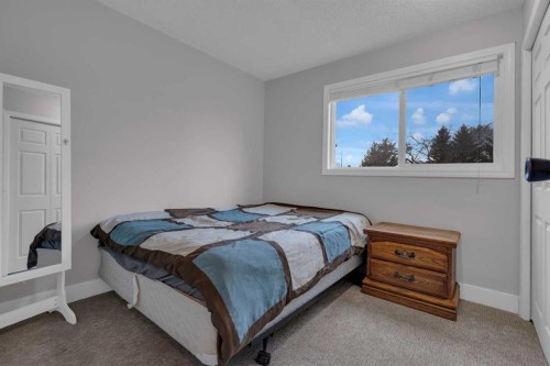 28 Woodglen Close Sw, Calgary, AB - Indoor Photo Showing Bedroom