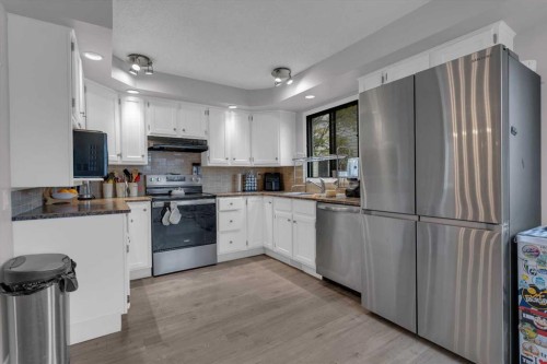 28 Woodglen Close Sw, Calgary, AB - Indoor Photo Showing Kitchen With Stainless Steel Kitchen