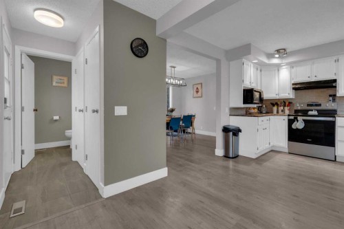 28 Woodglen Close Sw, Calgary, AB - Indoor Photo Showing Kitchen