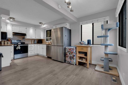 28 Woodglen Close Sw, Calgary, AB - Indoor Photo Showing Kitchen