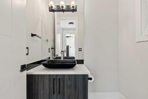 720 15 Street Nw, Calgary, AB - Indoor Photo Showing Other Room