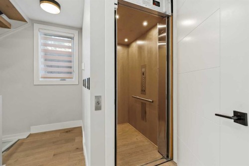 720 15 Street Nw, Calgary, AB - Indoor Photo Showing Other Room