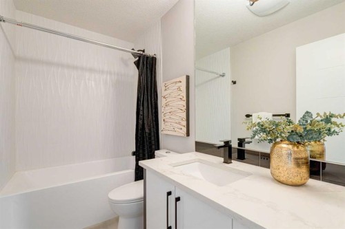 720 15 Street Nw, Calgary, AB - Indoor Photo Showing Bathroom