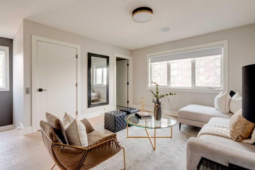 720 15 Street Nw, Calgary, AB - Indoor Photo Showing Living Room