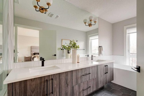 720 15 Street Nw, Calgary, AB - Indoor Photo Showing Bathroom