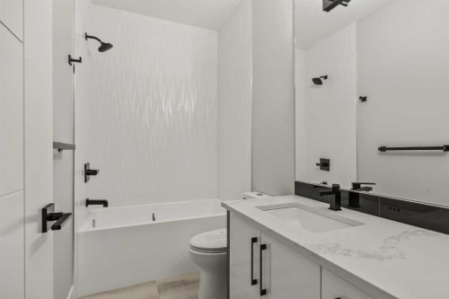 720 15 Street Nw, Calgary, AB - Indoor Photo Showing Bathroom