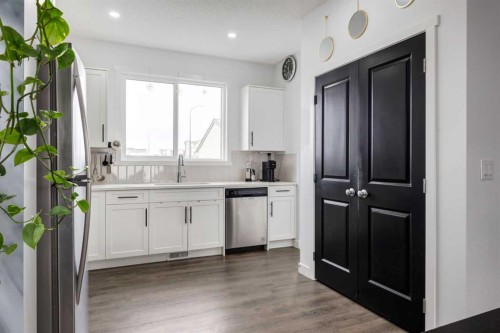 212 142 Avenue Nw, Calgary, AB - Indoor Photo Showing Kitchen