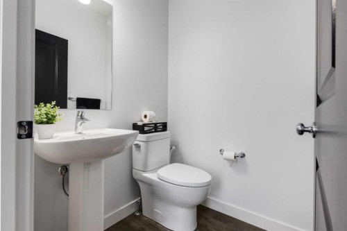 212 142 Avenue Nw, Calgary, AB - Indoor Photo Showing Bathroom