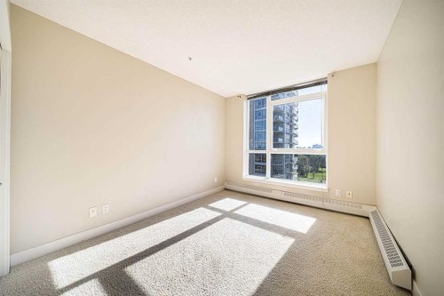 707-77 Spruce Place Sw, Calgary, AB - Indoor Photo Showing Other Room