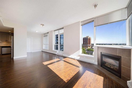 707-77 Spruce Place Sw, Calgary, AB - Indoor Photo Showing Living Room With Fireplace