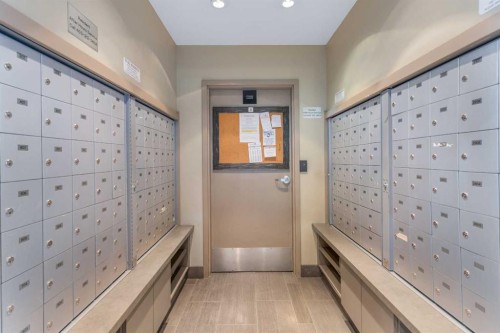 707-77 Spruce Place Sw, Calgary, AB - Indoor Photo Showing Other Room