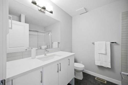 908 Sage Hill Grove Nw, Calgary, AB - Indoor Photo Showing Bathroom