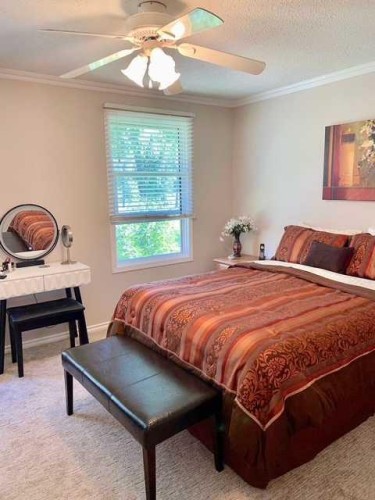 27-10910 Bonaventure Drive Se, Calgary, AB - Indoor Photo Showing Bedroom