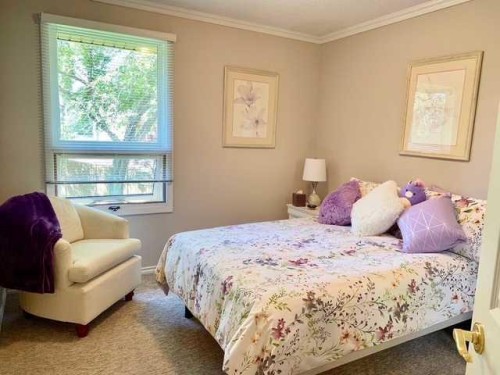 27-10910 Bonaventure Drive Se, Calgary, AB - Indoor Photo Showing Bedroom