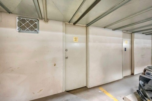 301-1414 17 Street Se, Calgary, AB - Indoor Photo Showing Garage
