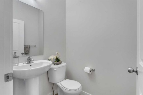 10 Midtown Boulevard Sw, Airdrie, AB - Indoor Photo Showing Bathroom