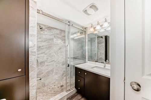 623 68 Avenue Sw, Calgary, AB - Indoor Photo Showing Bathroom