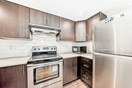 623 68 Avenue Sw, Calgary, AB - Indoor Photo Showing Kitchen