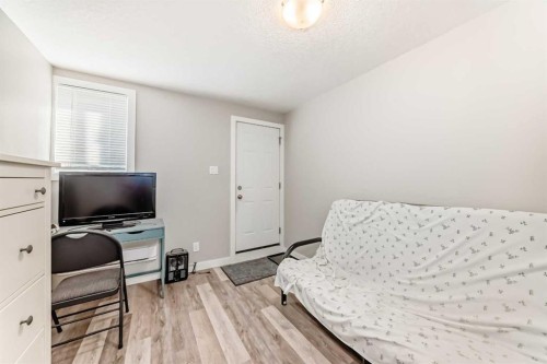 623 68 Avenue Sw, Calgary, AB - Indoor Photo Showing Bedroom