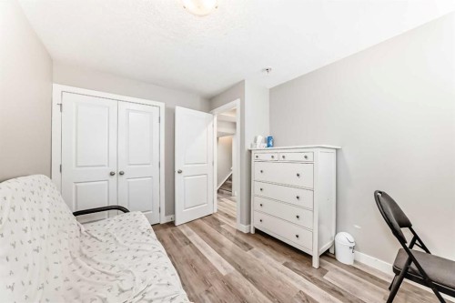 623 68 Avenue Sw, Calgary, AB - Indoor Photo Showing Bedroom