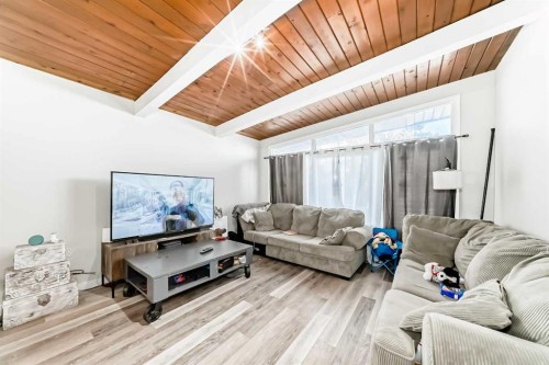 623 68 Avenue Sw, Calgary, AB - Indoor Photo Showing Living Room