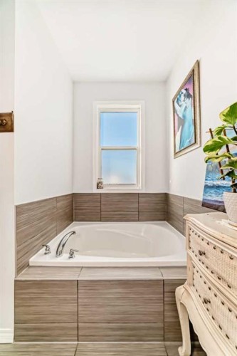 763 Windridge Road Sw, Airdrie, AB - Indoor Photo Showing Bathroom