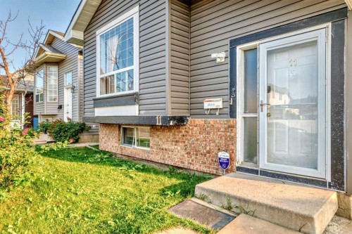 11 Martinwood Road Ne, Calgary, AB - Outdoor