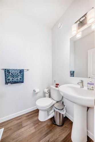 82 Magnolia Court Se, Calgary, AB - Indoor Photo Showing Bathroom