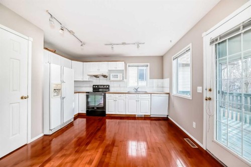 83 Harvest Gold Circle Ne, Calgary, AB - Indoor Photo Showing Kitchen