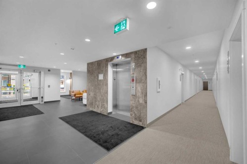 212-660 Shawnee Square Sw, Calgary, AB - Indoor Photo Showing Other Room