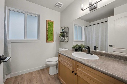 124 Country Hills Gardens Nw, Calgary, AB - Indoor Photo Showing Bathroom