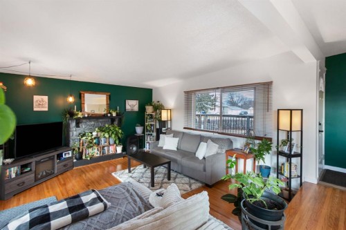 5141 43 Street, Olds, AB - Indoor Photo Showing Living Room