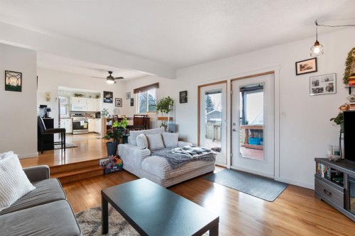5141 43 Street, Olds, AB - Indoor Photo Showing Living Room