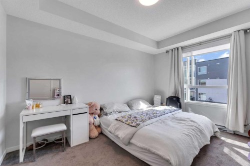 1311-33 Carringham Gate Nw, Calgary, AB - Indoor Photo Showing Bedroom