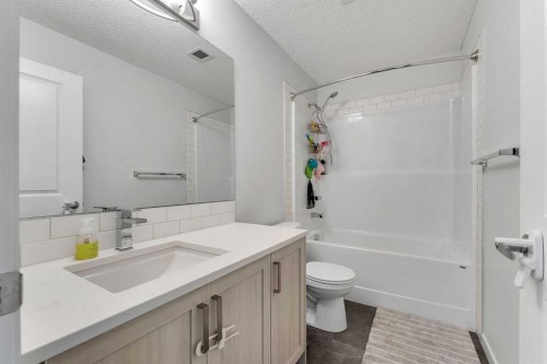 1311-33 Carringham Gate Nw, Calgary, AB - Indoor Photo Showing Bathroom