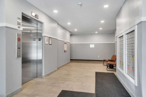 1311-33 Carringham Gate Nw, Calgary, AB - Indoor Photo Showing Other Room